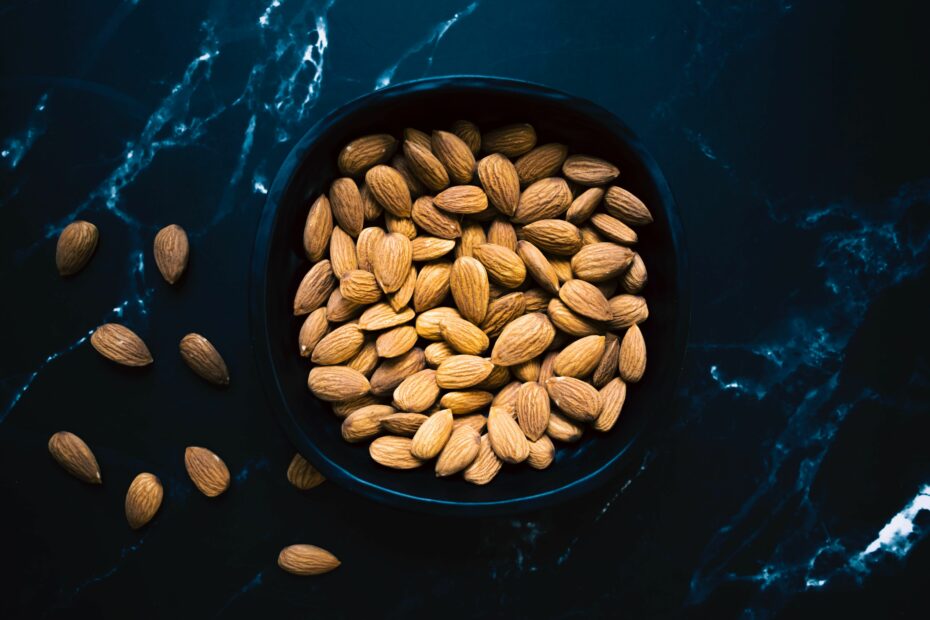 Amandes entières et décortiquées, composition nutritionnelle et calories de l’amande