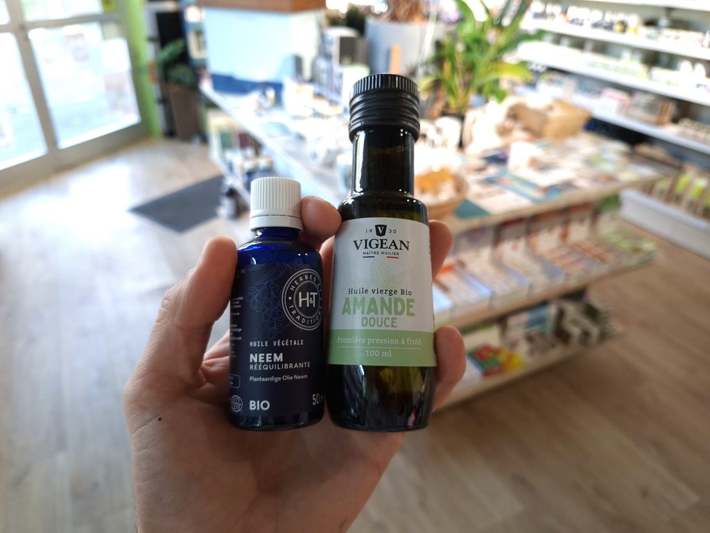 Huile végétale de neem bio 50 ml et huile d'amande douce bio Vigean 100 ml, deux bases végétales pour réaliser un mélange aromatique maison aux huiles essentielles.